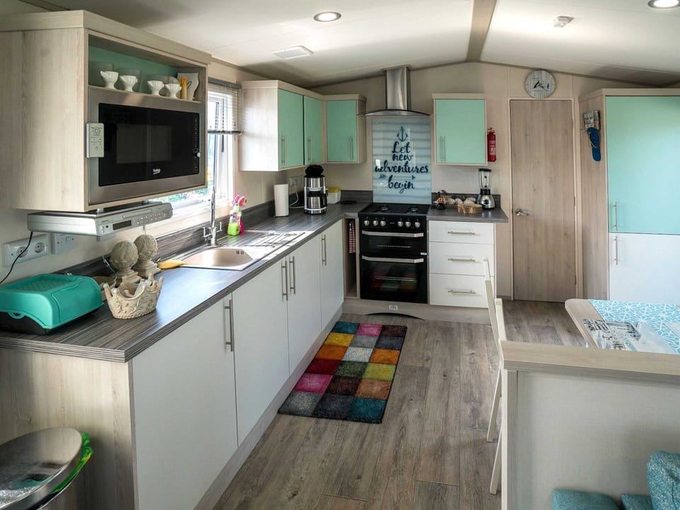 Chalet | Private kitchen | Microwave, stovetop, coffee/tea maker