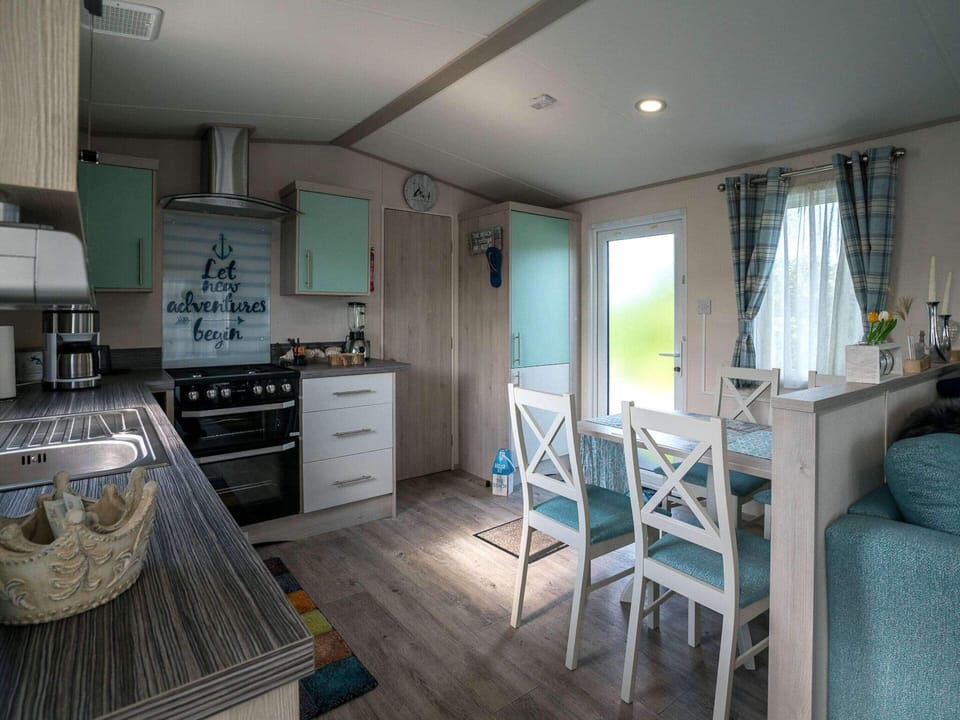 Chalet | Private kitchen | Microwave, stovetop, coffee/tea maker