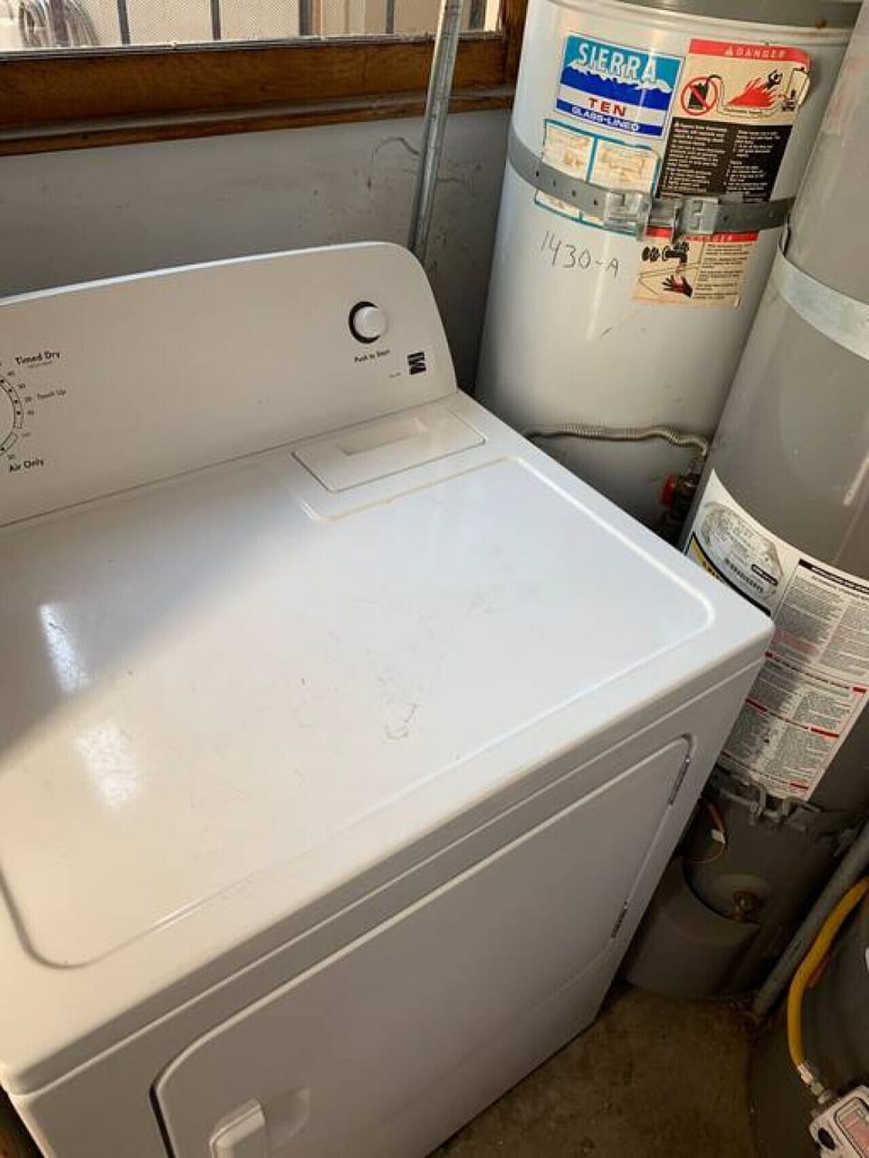 Washing machine with dryer (Although it is new, if malfunctions for any reason laundry must be done at the laundromat, no refunds)