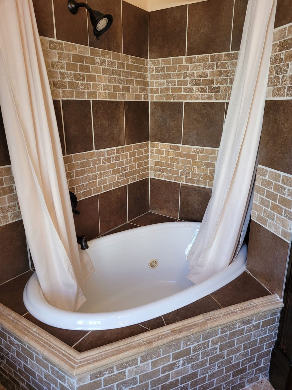 Robin Room | Bathroom | Free toiletries, hair dryer, bathrobes, towels