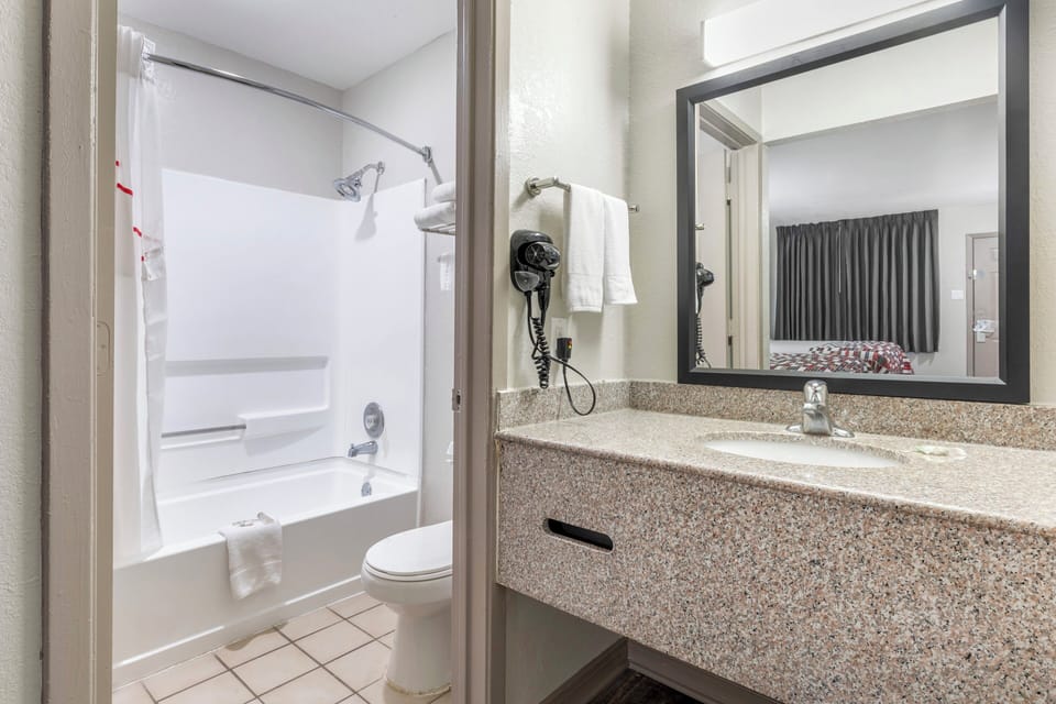 Combined shower/tub, free toiletries, hair dryer, towels