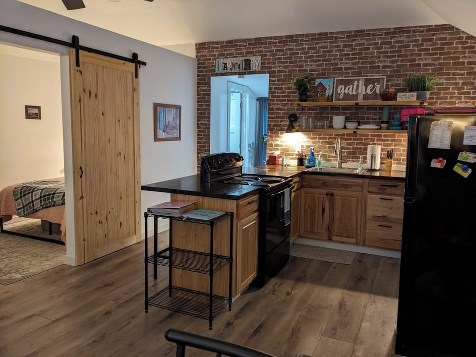 Full kitchen w/ crockpot, blender, chopper, and hand mixer.