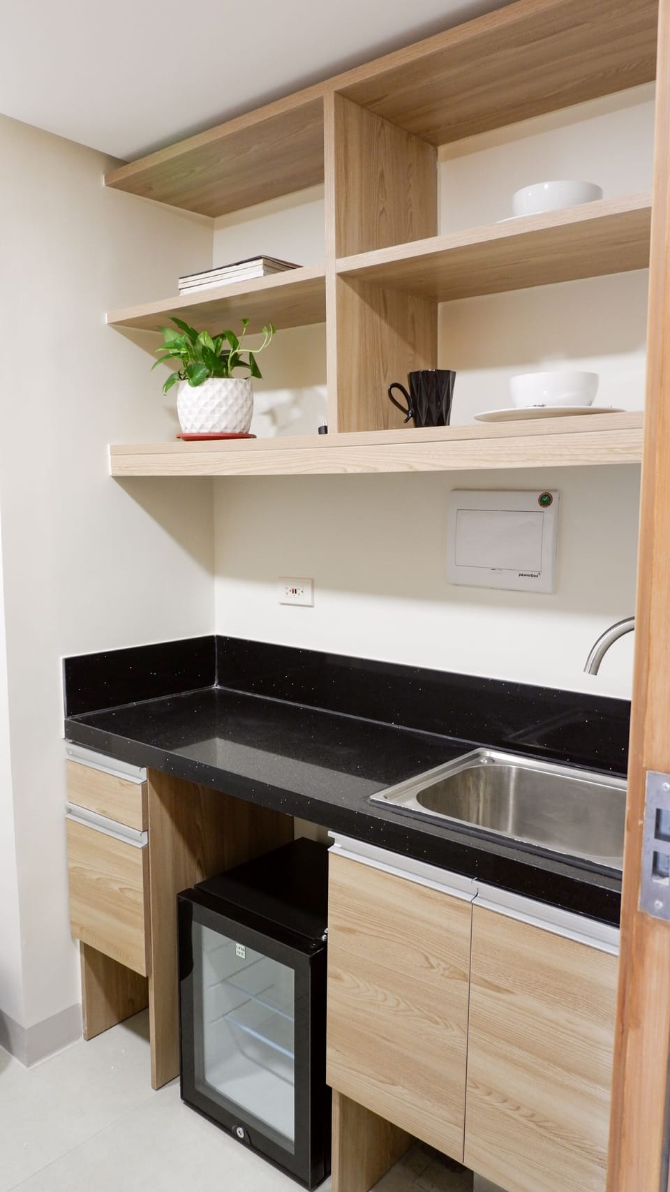 Desk, laptop workspace, rollaway beds, bed sheets