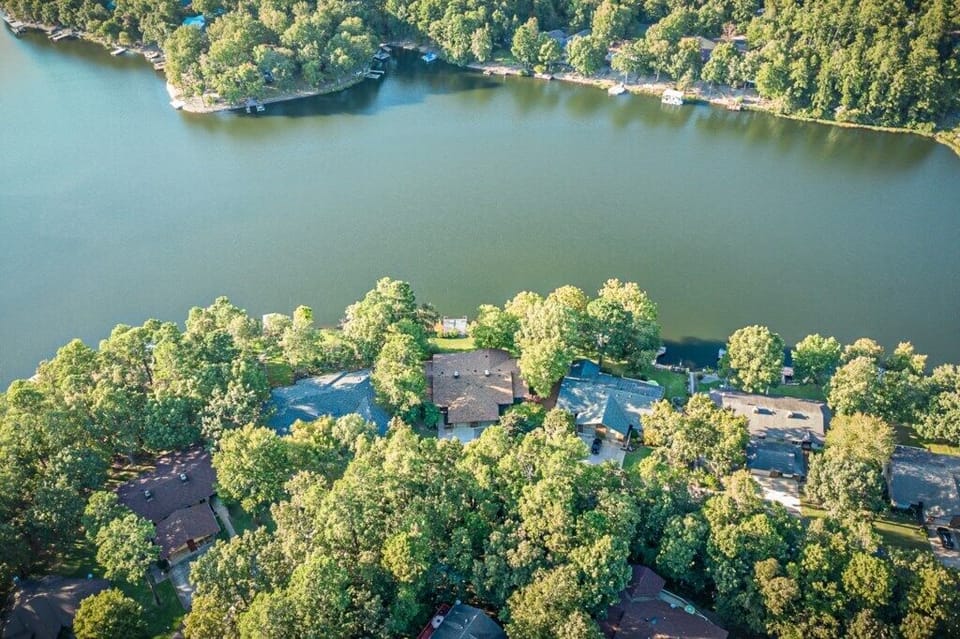 OverheadonLakePineda-Attheendofapointonthelake