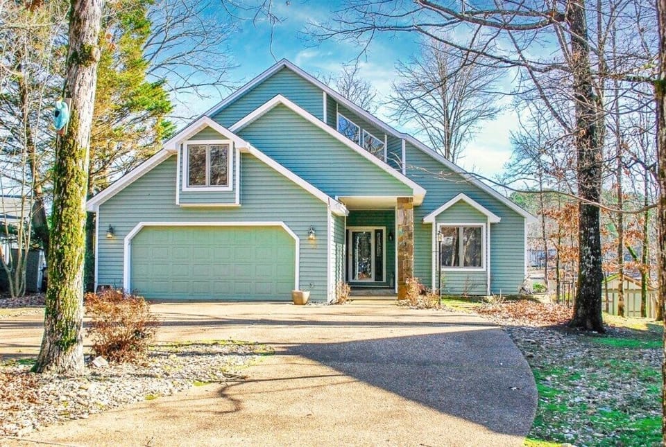 35AlicantePlacegreenhouseattheendofthedrivewaygaragenotopen