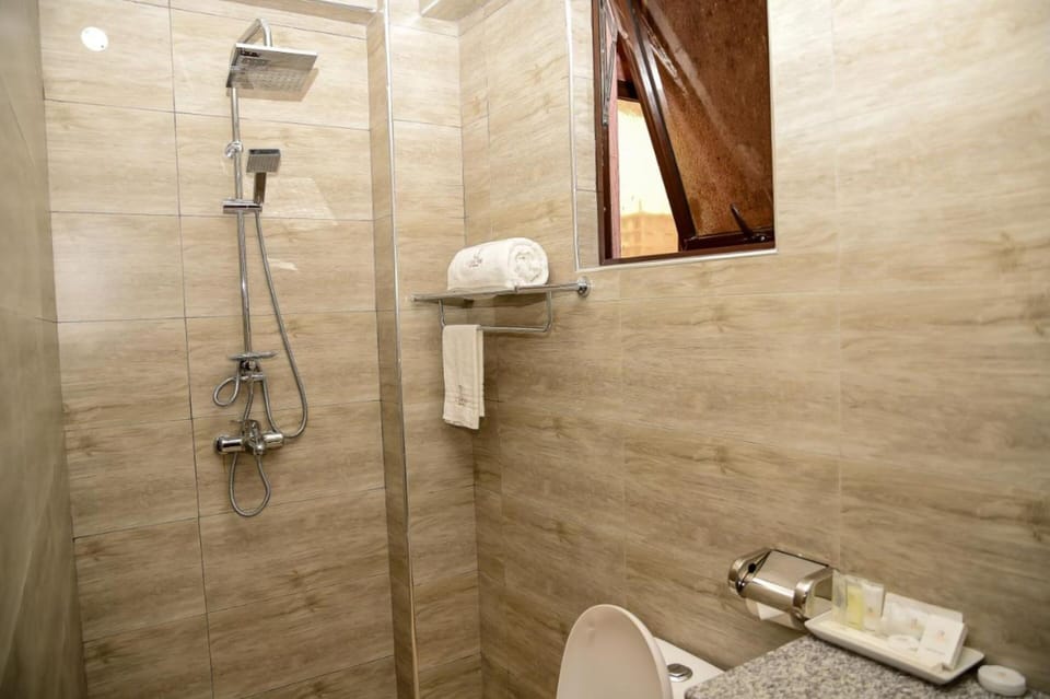 Shower, rainfall showerhead, free toiletries, bathrobes