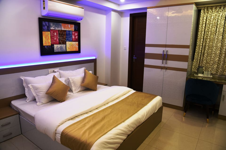 Deluxe Room, 1 King Bed | Frette Italian sheets, premium bedding, memory foam beds