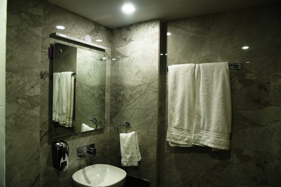 Superior Twin Room | Bathroom | Shower, rainfall showerhead, free toiletries, towels