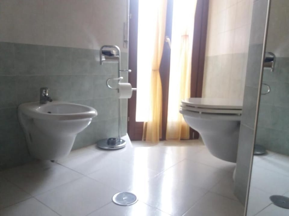 Business Quadruple Room | Bathroom | Towels