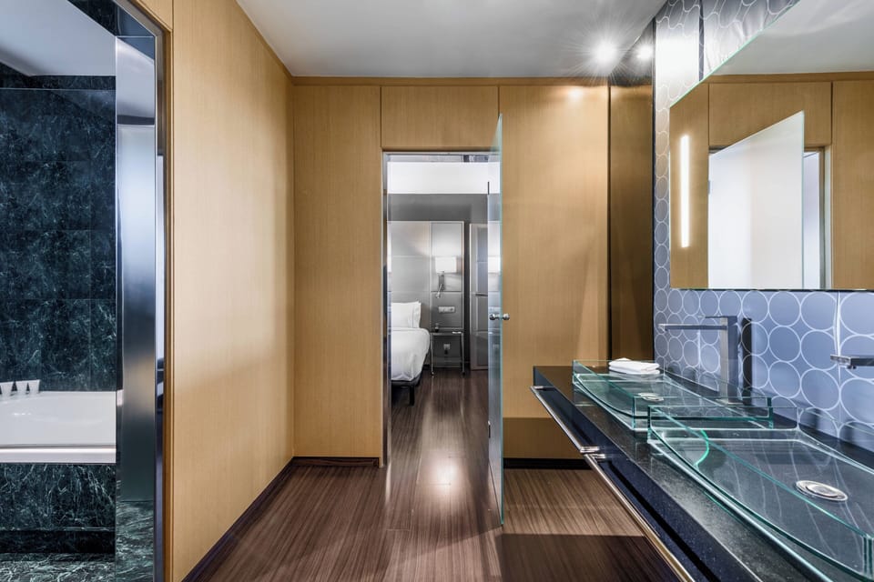 Combined shower/tub, free toiletries, hair dryer, bidet