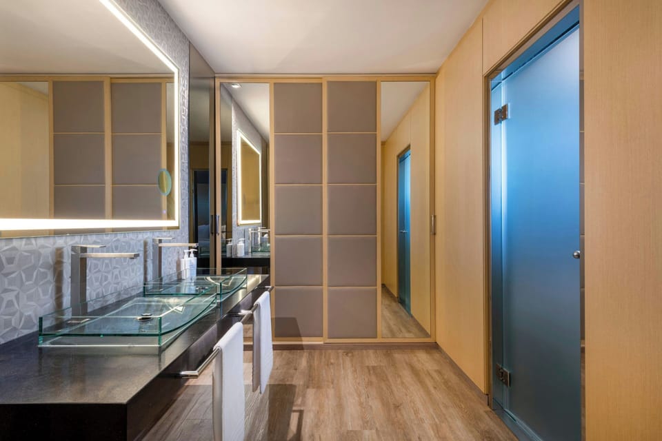 Combined shower/tub, free toiletries, hair dryer, bidet
