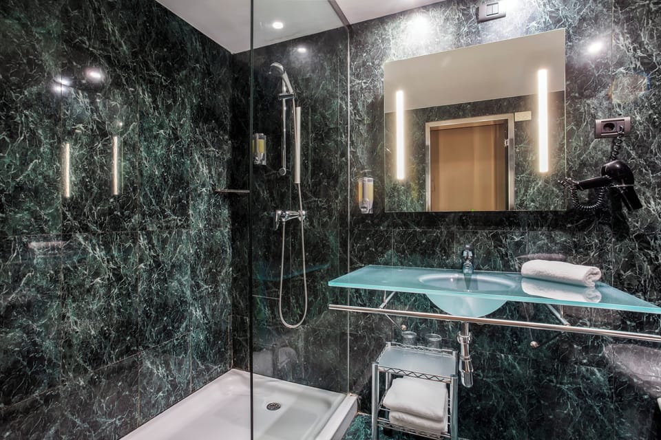 Combined shower/tub, free toiletries, hair dryer, towels