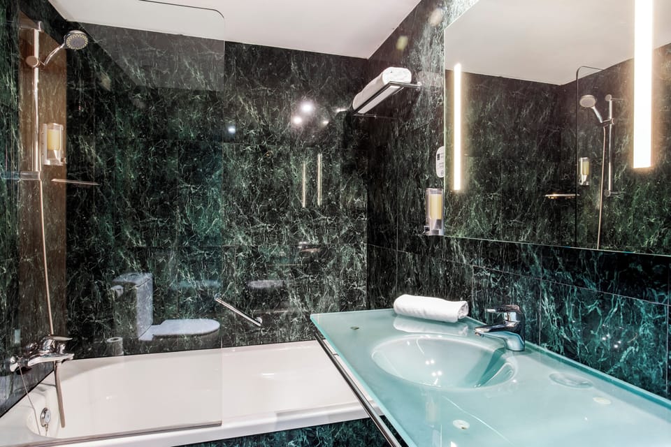 Combined shower/tub, free toiletries, hair dryer, towels