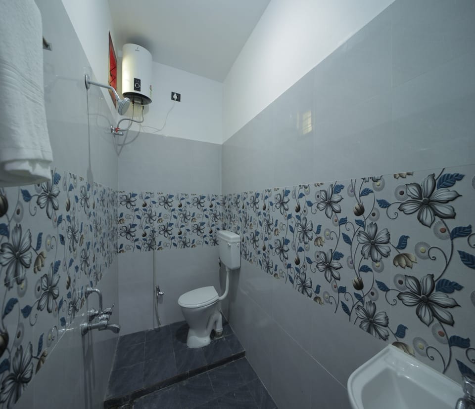 Double Room | Bathroom | Shower, rainfall showerhead, towels