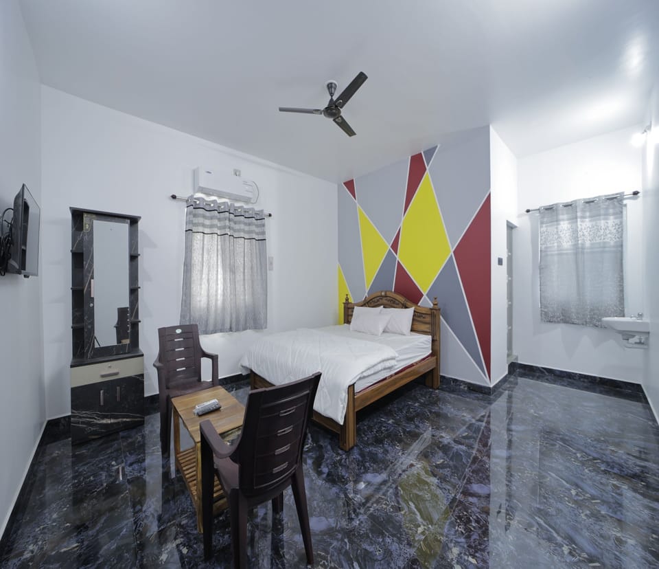 Double Room | Desk, bed sheets
