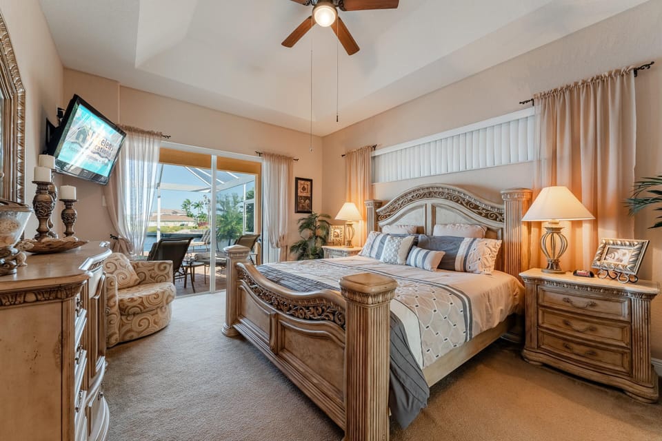 24. KIng bedroom