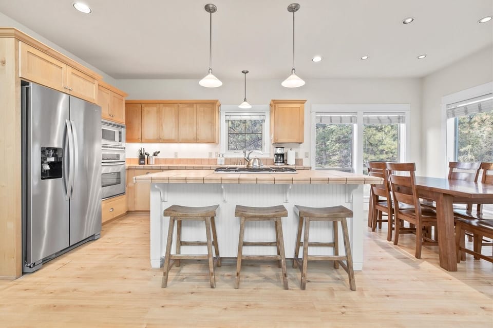 Fully equipped kitchen, breakfast bar for three
