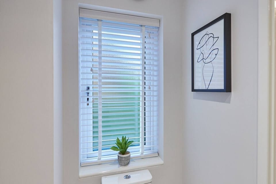  Enjoy the comfort of a clean, well-maintained main bathroom.