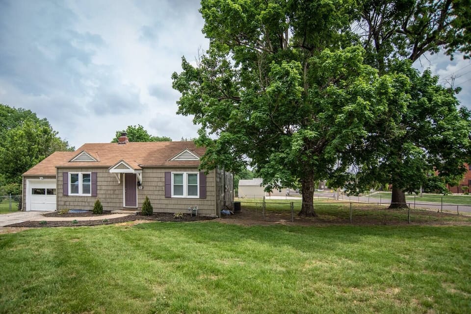 Entire Home in tree lined neighborhood parking for 2-3 cars in driveway and more on street