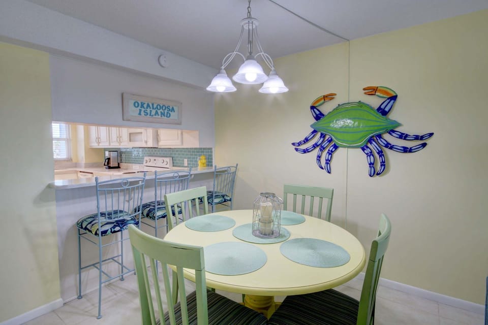Condo, 2 Bedrooms | Dining