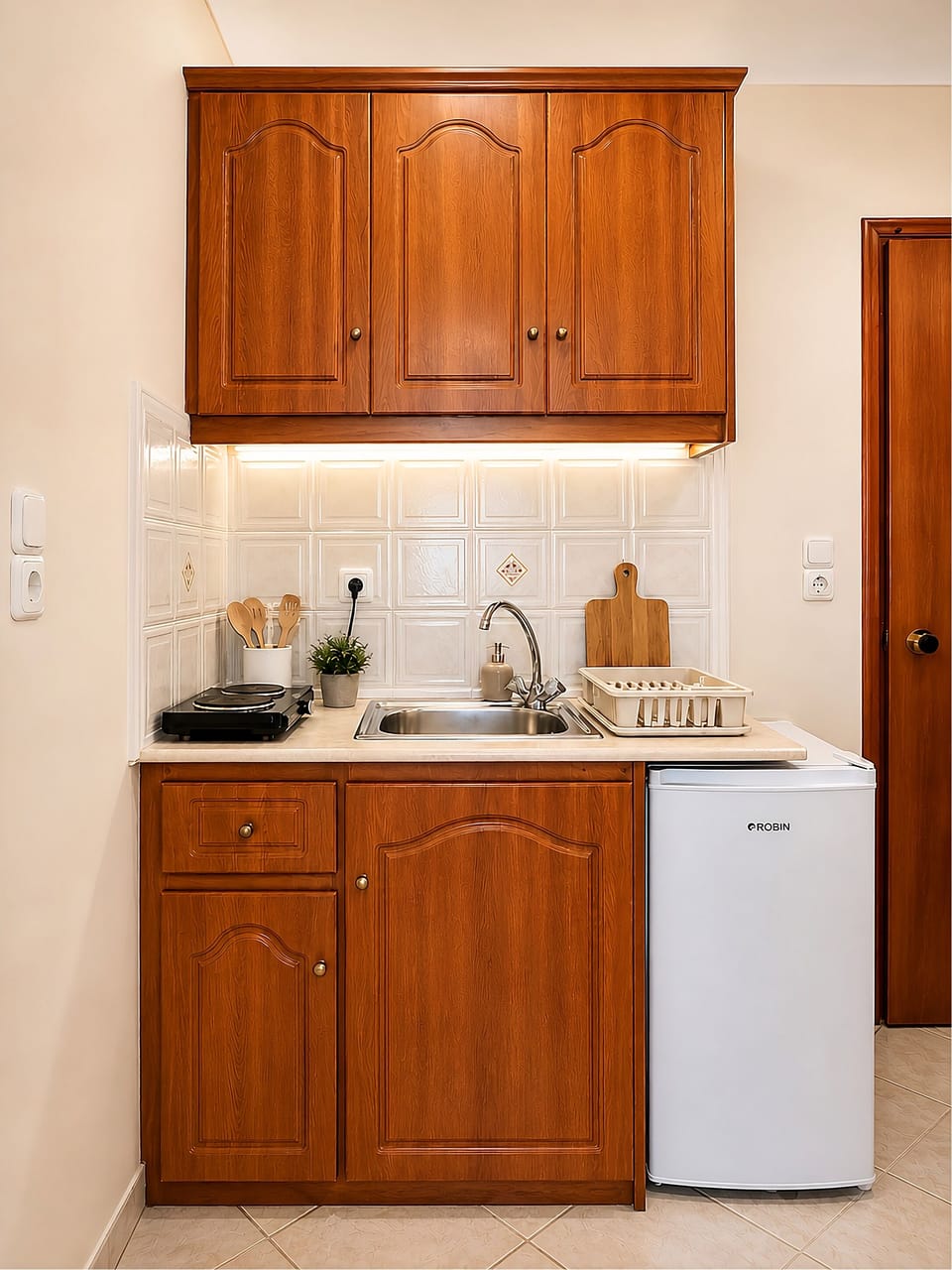 Studio | Private kitchen | Fridge, electric kettle, cookware/dishes/utensils, cleaning supplies