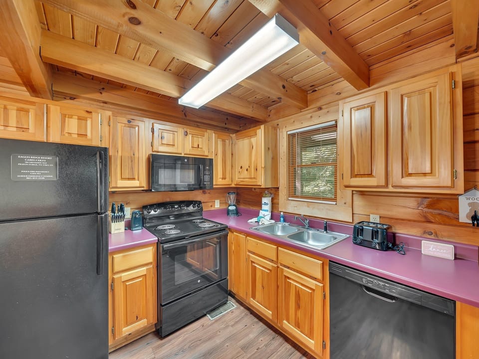 Cabin, 2 Bedrooms | Private kitchen | Fridge, oven, coffee/tea maker, toaster