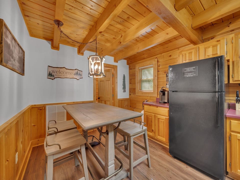 Cabin, 2 Bedrooms | Dining