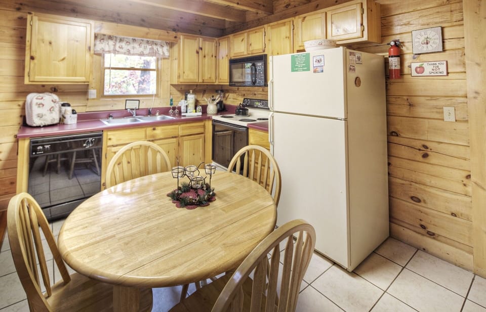 Cabin, 2 Bedrooms | Private kitchen | Fridge, oven, coffee/tea maker, toaster