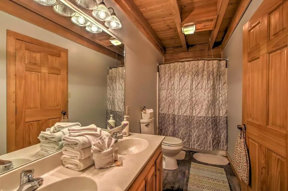 Er104 - R Tribe's Treehouse - Great Location - Close To Town! 5 Bedroom Cabin by RedAwning Cabin in Pigeon Forge