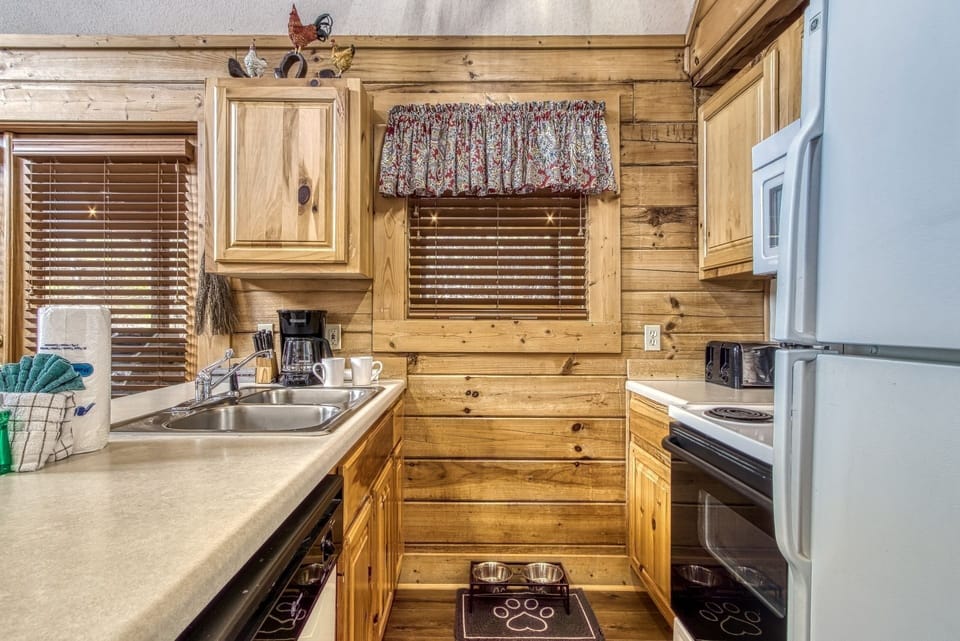 Cabin, 2 Bedrooms | Private kitchen | Fridge, oven, coffee/tea maker, toaster