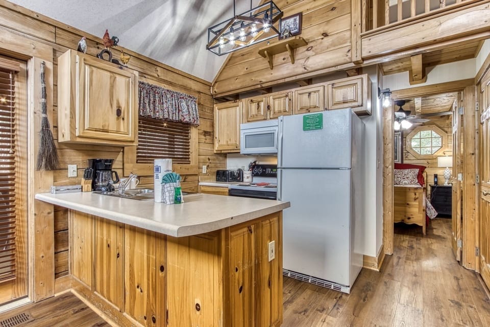 Cabin, 2 Bedrooms | Private kitchen | Fridge, oven, coffee/tea maker, toaster