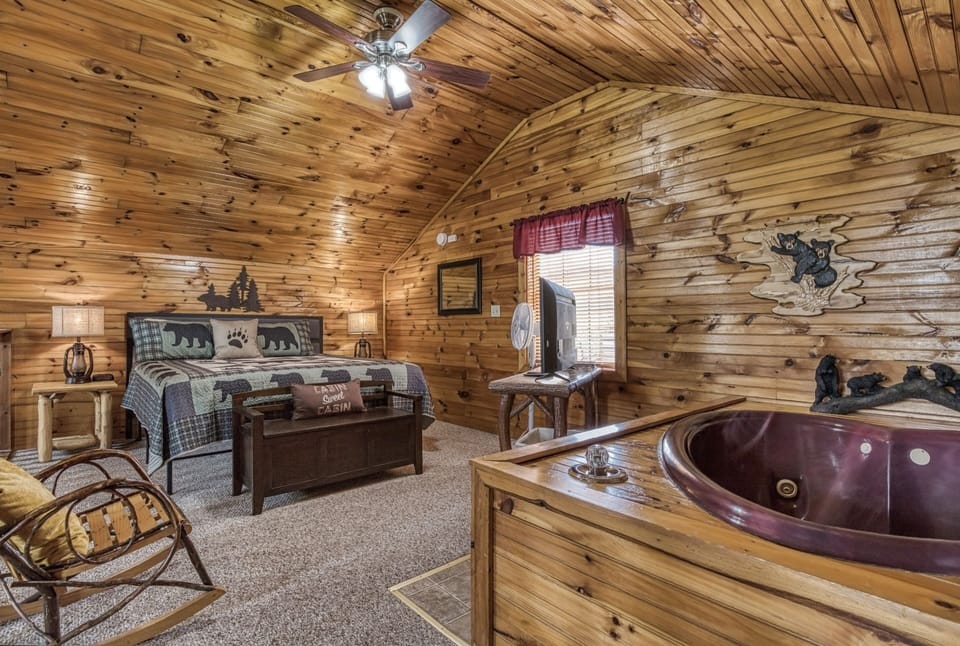 Er18 - The Lazy Bear View Great Location - Close To Town! 1 Bedroom Cabin by RedAwning Cabin in Pigeon Forge