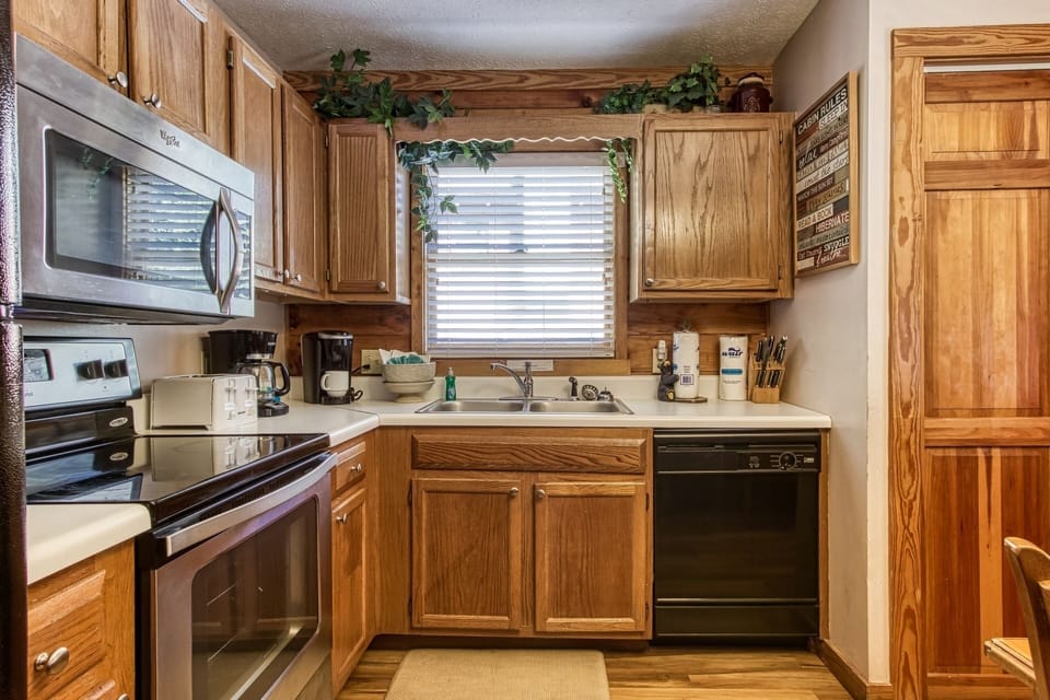 Cabin, 3 Bedrooms | Private kitchen | Fridge, oven, coffee/tea maker, toaster