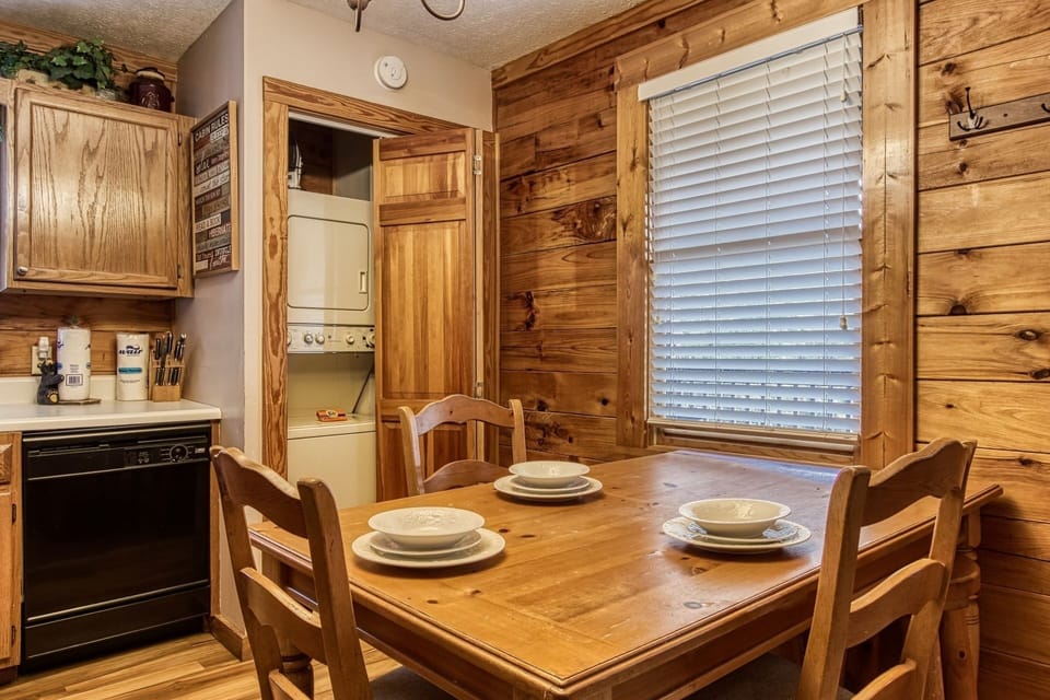 Cabin, 3 Bedrooms | Dining