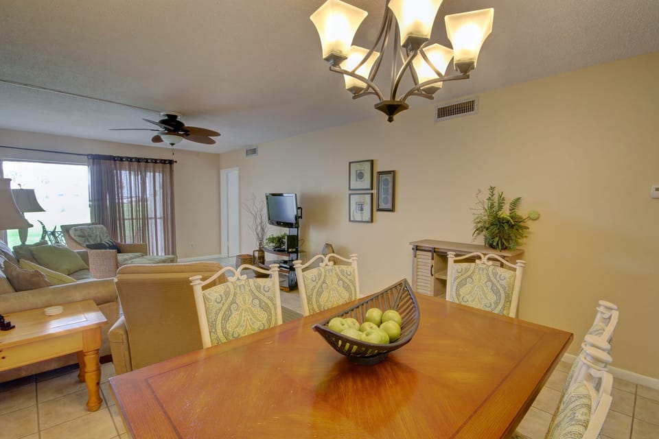 Condo, 2 Bedrooms | Dining