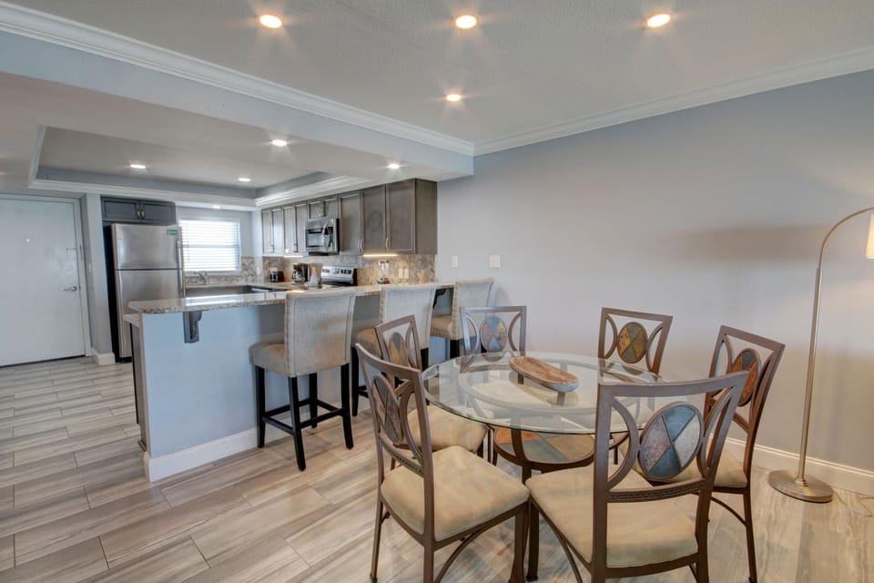 Condo, 2 Bedrooms | Dining
