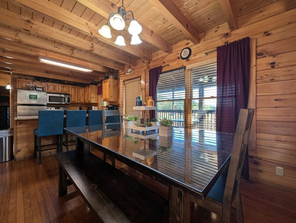 Cabin, 6 Bedrooms | Dining