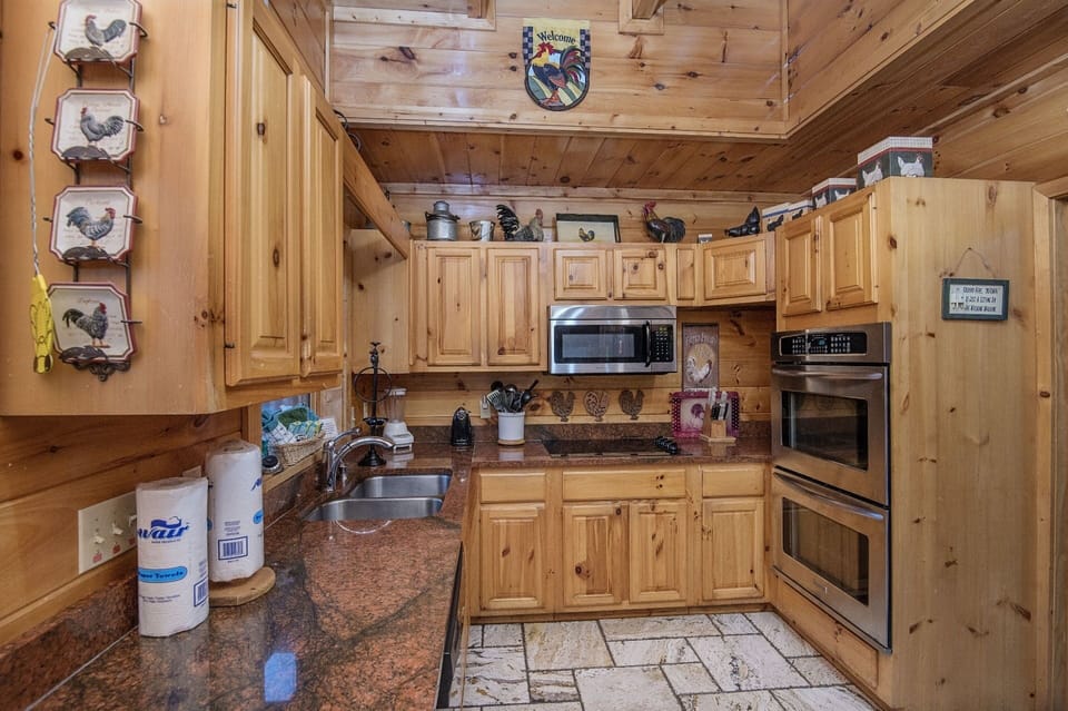 Cabin, Multiple Bedrooms | Private kitchen | Fridge, oven, coffee/tea maker, toaster