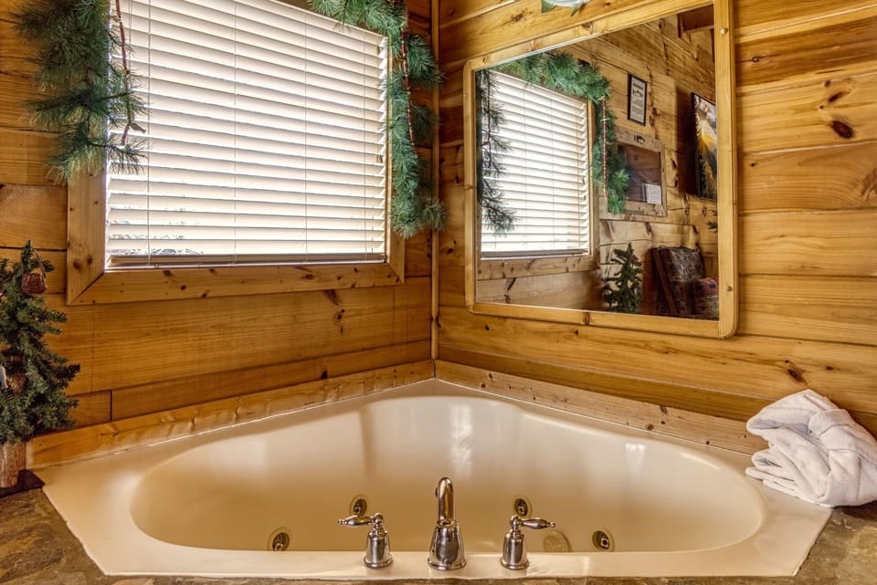 Ern854 - Wagon Wheel Lodge - Great Location! Close To All The Action! 9 Bedroom Cabin by RedAwning Cabin in Pigeon Forge