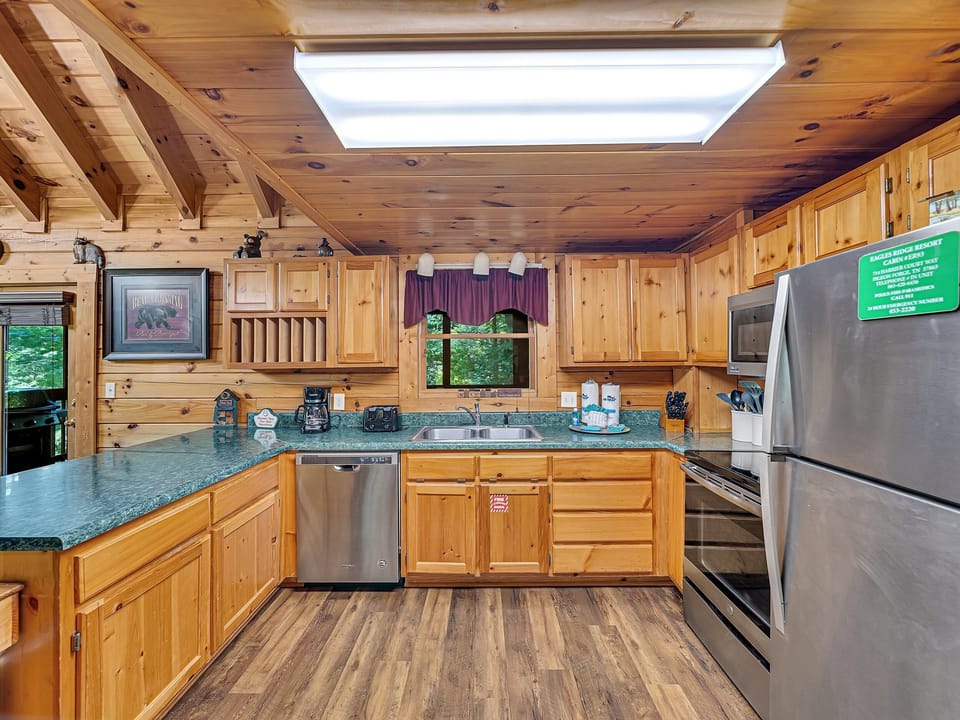 Cabin, 5 Bedrooms | Private kitchen | Fridge, oven, coffee/tea maker, toaster