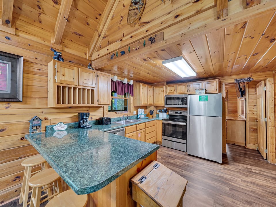 Cabin, 5 Bedrooms | Private kitchen | Fridge, oven, coffee/tea maker, toaster