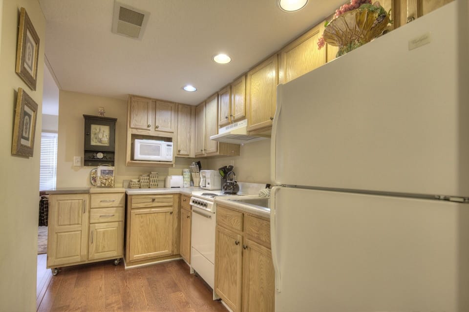 Condo, 1 Bedroom | Private kitchen | Fridge, oven, coffee/tea maker, toaster