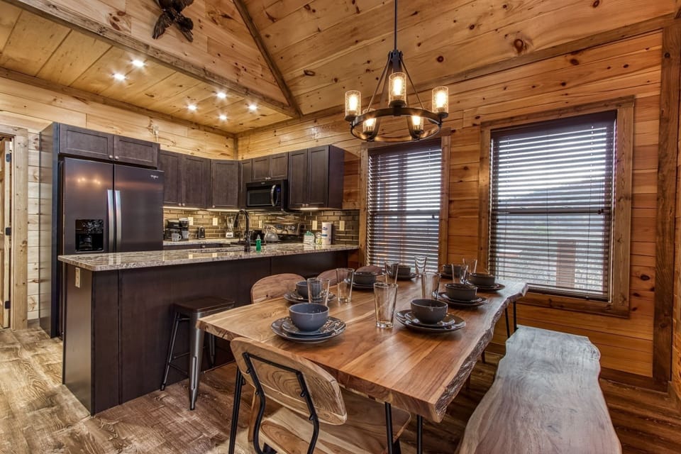 Cabin, 3 Bedrooms | Dining