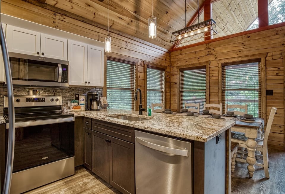 Cabin, 2 Bedrooms | Private kitchen | Fridge, oven, coffee/tea maker, toaster