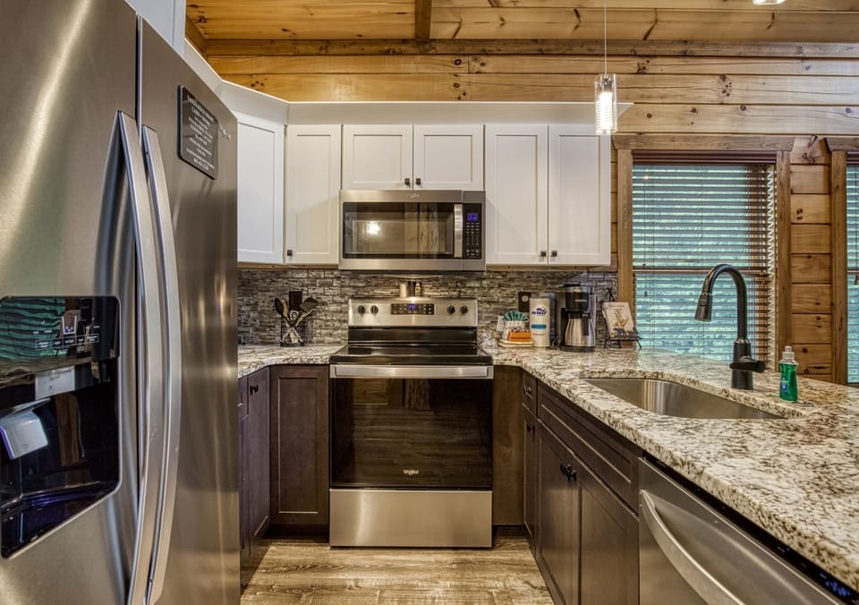 Cabin, 2 Bedrooms | Private kitchen | Fridge, oven, coffee/tea maker, toaster