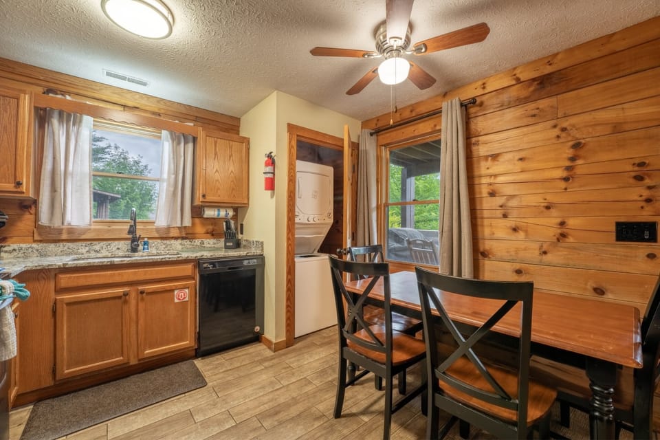 Cabin, 3 Bedrooms | Private kitchen | Fridge, oven, coffee/tea maker, toaster
