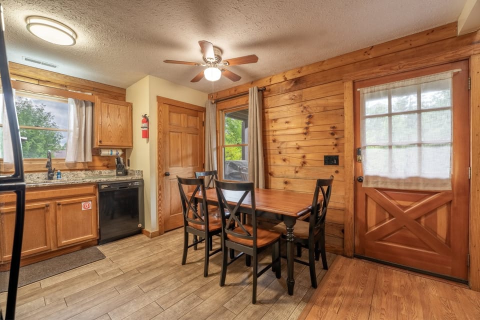 Cabin, 3 Bedrooms | Dining