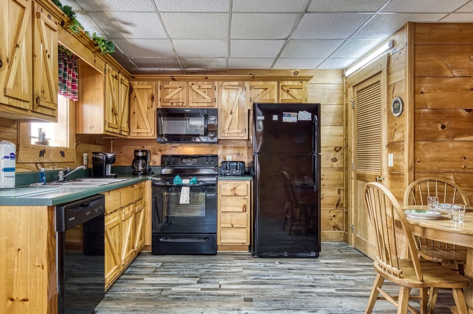 Cabin, 1 Bedroom | Private kitchen | Fridge, oven, coffee/tea maker, toaster