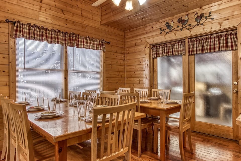 Cabin, Multiple Bedrooms | Dining