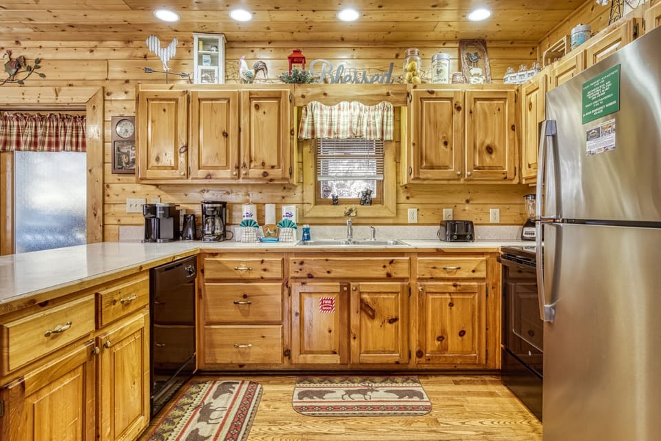 Cabin, Multiple Bedrooms | Private kitchen | Fridge, oven, coffee/tea maker, toaster